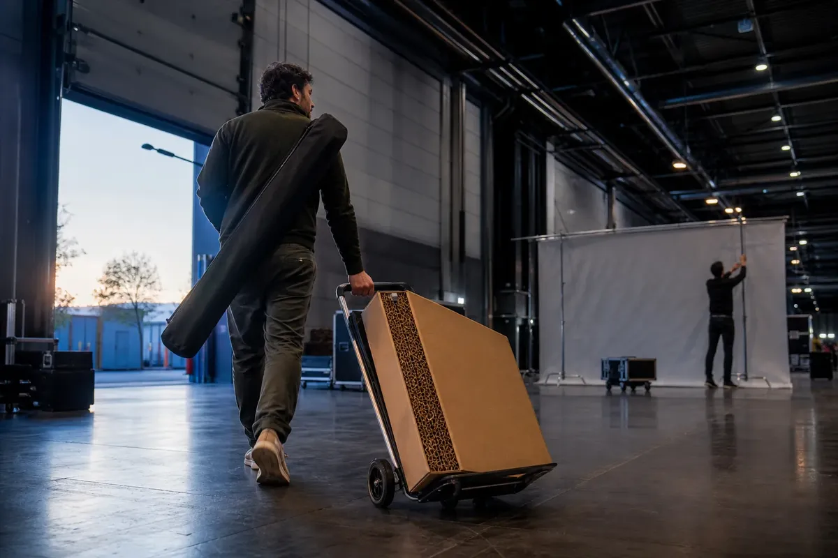 Livraison de caisses en carton dans un hall d'exposition pendant le montage des stands