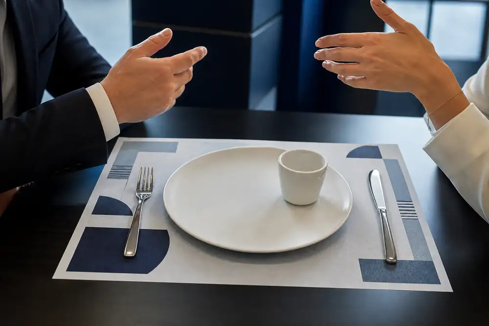 Set de table imprimé vu en plongée, assiette et tasse masquant le centre - échange sur une table d'événement d'entreprise